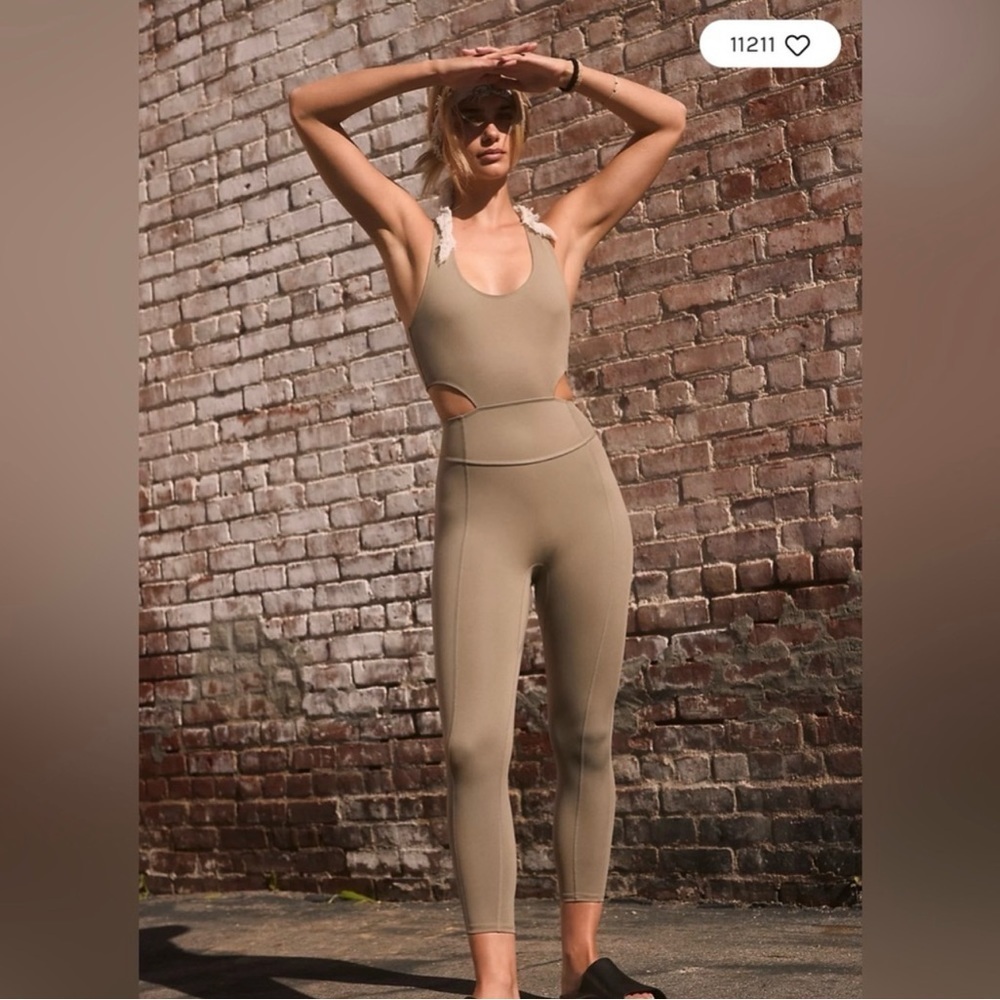 Free People Movement Back it Up- Romper Sage Beige NWT Size XS - Picture 4 of 10